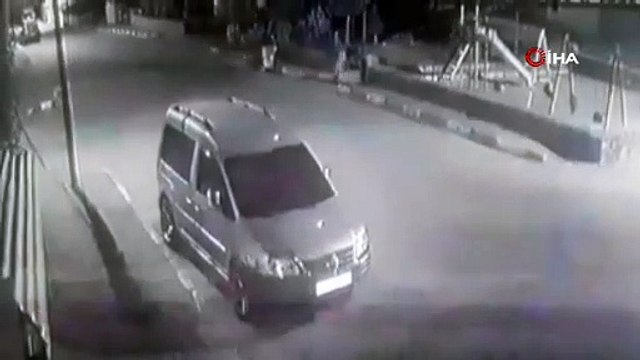 Manisa'da Husumetli Olduğu Kardeşinin Aracını Benzin Dökerek Yaktığı Anlar Kameraya Yansıdı!