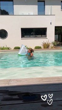 Vitaa en vacances. Tendres moments avec sa fille Noa à la piscine. Août 2022.