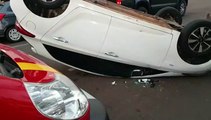 Carro capota em acidente de trânsito no Centro