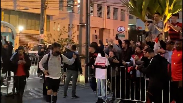 Nos braços da Nação! Flamengo chega à Curitiba para decisão na Copa do Brasil