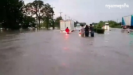 สถานการณ์ "น้ำท่วม" ถนนมิตรภาพ หลังเกิดพายุฝนตกหนักตลอดทั้งคืน