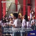 Ogah Rugi! Siswa Ini Ikut Lomba Makan Kerupuk Pakai Nasi