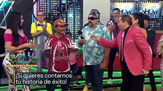 Chavana premia a este señor en el columpio del éxito