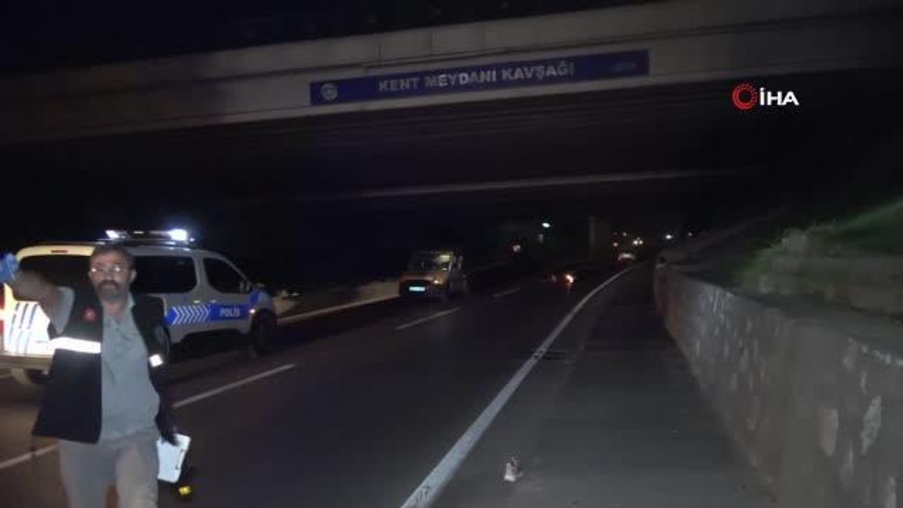 Motosikletten düştüler, yerde yardım beklerken otomobilin altında kaldılar: 2 ağır yaralı