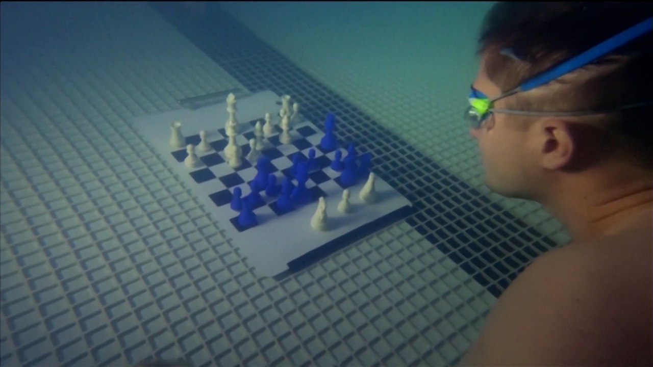 Diving chess is the same game, but under water - video Dailymotion