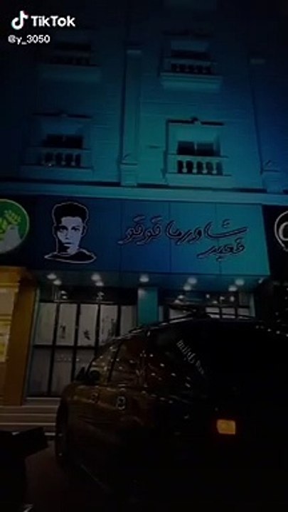 قعيد المجد يفتتح مطعم "شاورما" مزدحم بـ"صوره الشخصية"