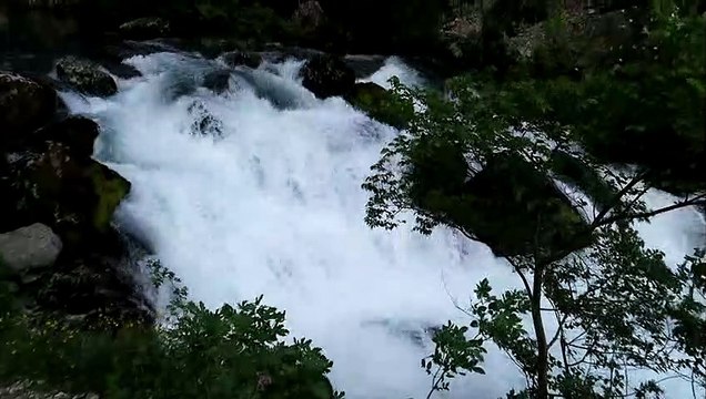 IMG_2727 Fontaine-de-Vaucluse (84), gouffre source vauclusienne Sorgue 305m profond CLIP