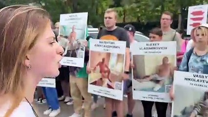 Russos no Donbass manifestam-se contra Ocidente em frente às embaixadas