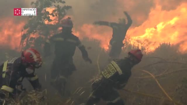 El incendio que abrasa Bejís (Castellón) avanza sin control