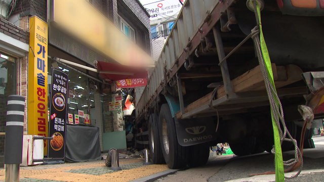 대구 만촌동서 화물차 상가 돌진...60대 운전자 중상 / YTN