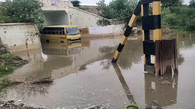 राजस्थान में यहां रातभर बरसी बरसात के बाद पानी में फंसी स्कूली बस , सकते में आई बच्चों की सांसे