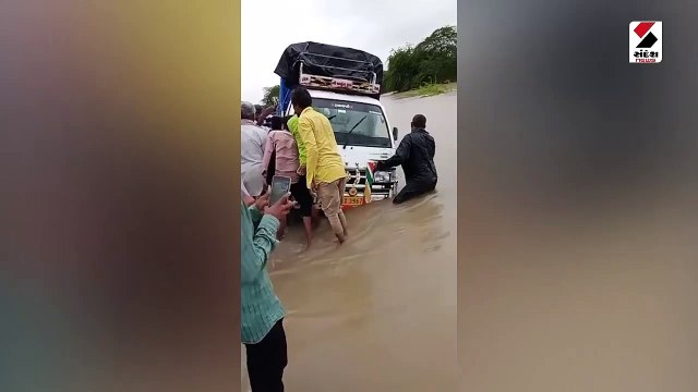 પાટણમાં બનાસ નદીમાં છોટાહાથી ટેમ્પો ફસાયો