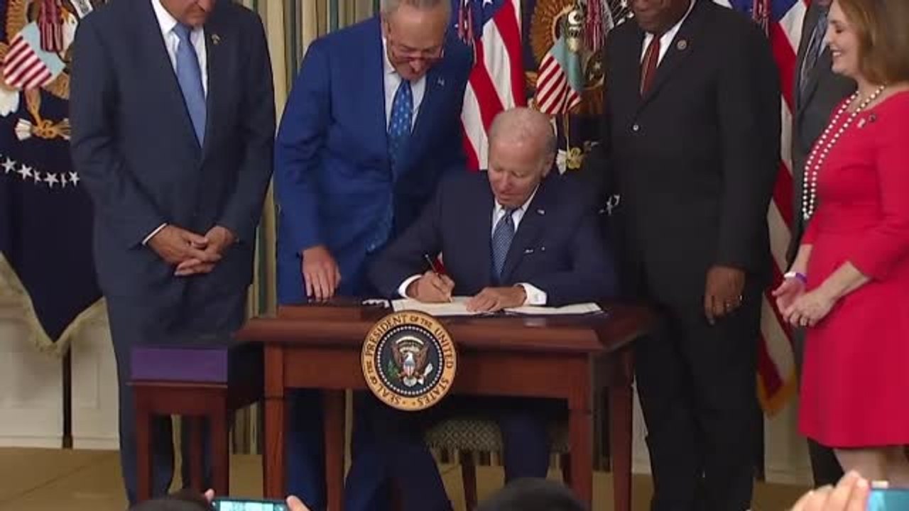 Biden aprueba la Ley de Reducción de la Inflación que grabará impuestos especiales a las grandes empresas