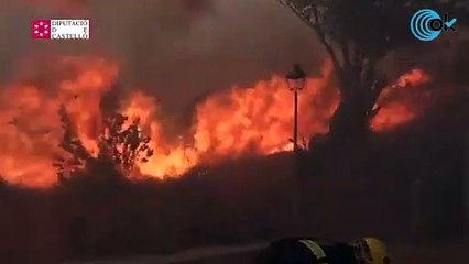 Las llamas del incendio de Bejís acorralan a los bomberos