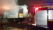 Caminhão baú de alimentos fica destruído após pegar fogo, em Centralito