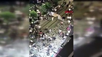 Video herunterladen: İstiklal Caddesi'nde meydan savaşı! Tekme tokat kavga ettiler