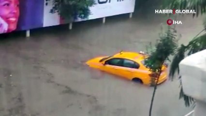 Selde mahsur kalan taksicinin imdadına trafik polisi böyle yetişti!