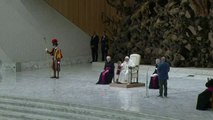 Un niño se queda junto al Papa en la Audiencia General en El Vaticano