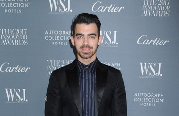 Joe Jonas asegura que es genial ver a los hombres maquillados