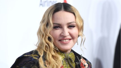 GALA VIDEO - Madonna embrasse des femmes à pleine bouche : étonnante vidéo pour son anniversaire !