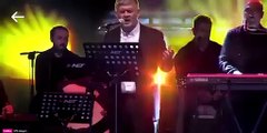 Konserde sahneye çıkıp, Bakan'ın gözünün içine bakarak bağırdı