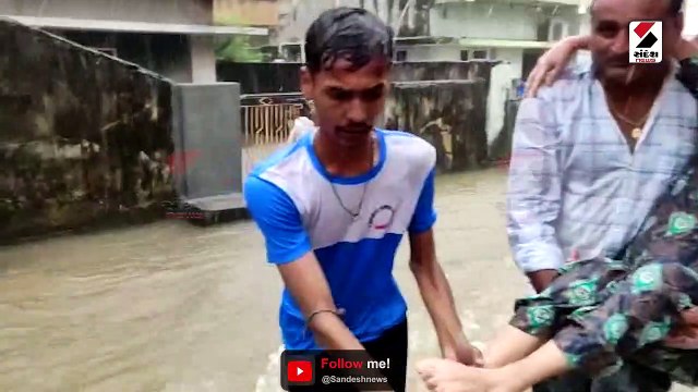 જુનાગઢમાં ભારે વરસાદ પડતા મહિલાનું રેસ્ક્યુ કરવામાં આવ્યું