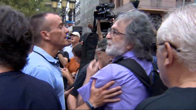 Un grupo de manifestantes que reclama saber la verdad boicotea el homenaje a las víctimas del 17-A