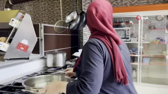 Paşa lezzeti olan Abdigör Köftesi taş üstünde dövüldükten sonra sofraları süslüyor