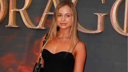 GALA VIDEO - PHOTO - Lady Amelia Windsor : la cousine de William et Harry foule le tapis rouge, elle est radieuse !