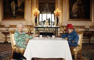 الملكة إليزابيث الثانية تحتسي الشاي مع الدب الشهير Paddington في قصر باكنغهام