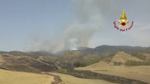 Brucia agro di Caltagirone nel Catanese, vigili del fuoco in azione