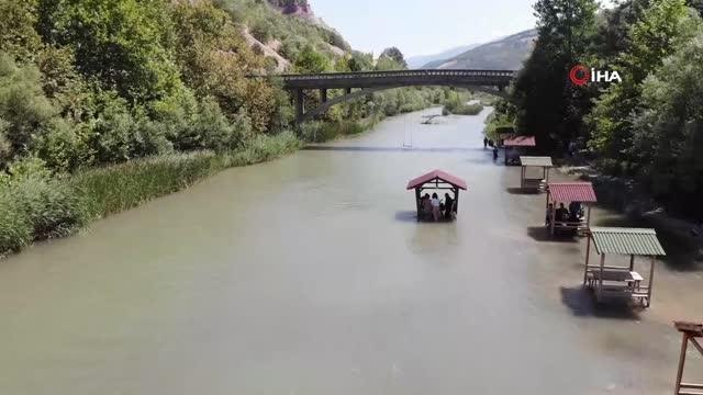 Sıcaktan bunalanlar burada hem yemek yiyor hem de serinliyor
