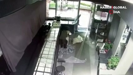 Kuyumcuda film gibi soygun anı!  Saniyeler içinde tezgahı boşalttılar