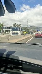 Choca con un camión y rebasa la mediana de la TF-2