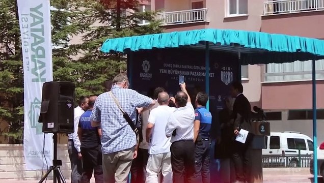 AKP'li vekil '6'lı masa halkı dinlemiyor' dediği sırada 'beni dinle' diye seslenen vatandaş alandan uzaklaştırıldı