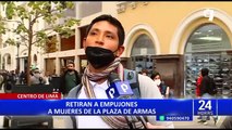 Centro de Lima: policías retiran a empujones a dos mujeres que ingresaron a la Plaza de Armas