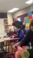 Un professeur veut amuser ses élèves en faisant l’acrobate sur son bureau