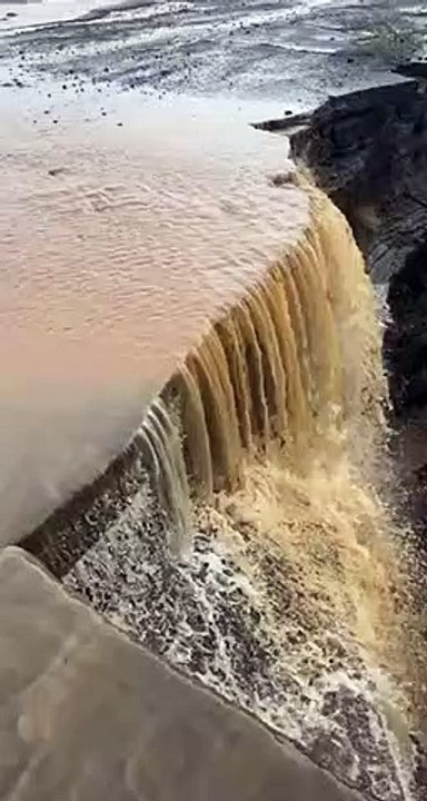 صواعق رعدية وأمطار غزيرة وجريان الشلالات بجازان ومحافظاتها