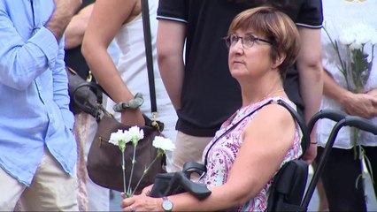 Barcelona recuerda a las víctimas del 17-A en un acto empañado por tensión independentista