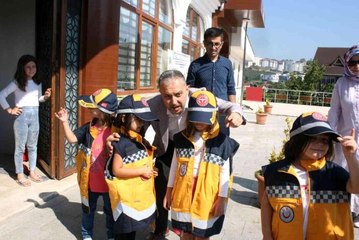 Kuran kursuna giden çocuklar ambulansları inceledi