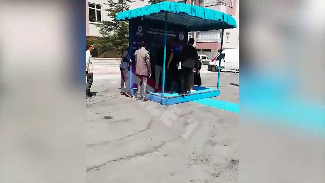 AKP'li vekil '6'lı masa halkı dinlemiyor' dediği sırada 'beni dinle' diye seslenen vatandaş alandan uzaklaştırıldı