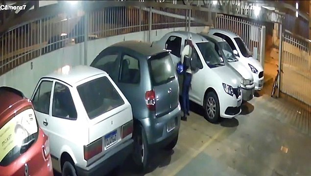Imagens mostram suspeito mexendo em veículos em condomínio que foi furtado no Santa Cruz