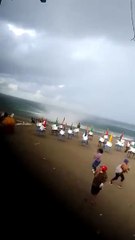 Une trombe marine touche une plage