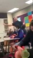 Un professeur veut amuser ses élèves en faisant l’acrobate sur son bureau... et ça finit mal