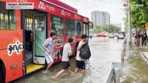Birmanie : les passants se frayent difficilement un chemin dans les rues inondées de Rangoun