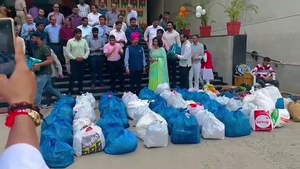 Indian railway: जरूरतमंदों की मदद में आए रेलकर्मी