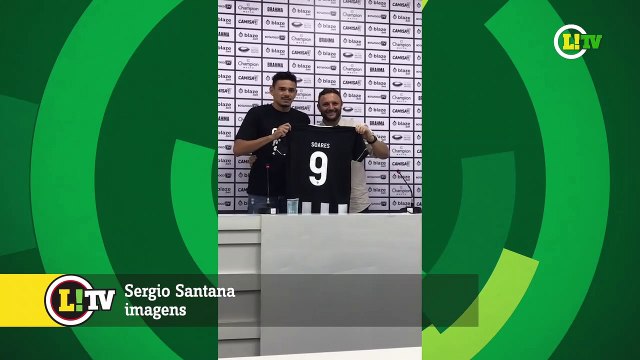 O camisa 9 chegou! Tiquinho Soares é apresentado no Botafogo