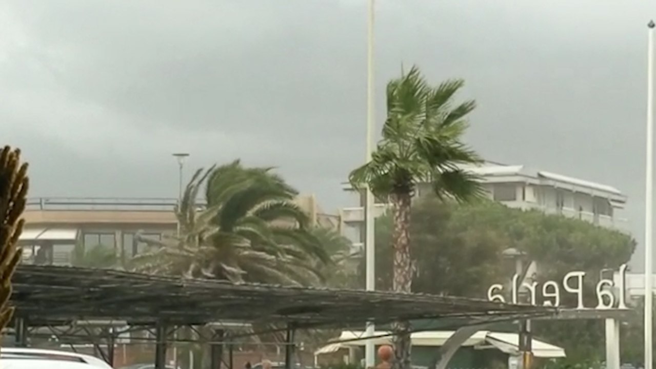 Vento forte in Versilia, disagi per i bagnanti