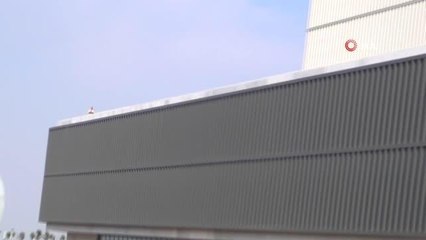 Eylem yapan işçiler, belediye binasından kendilerini çeken dronu yuhaladı