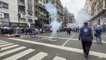 BUENOS AİRES - Arjantin'de binlerce kişi hayat pahalılığına karşı gösteri düzenledi